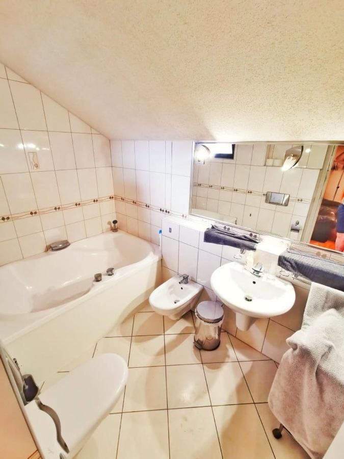 Apartman Poirot Balcony Erd Εξωτερικό φωτογραφία